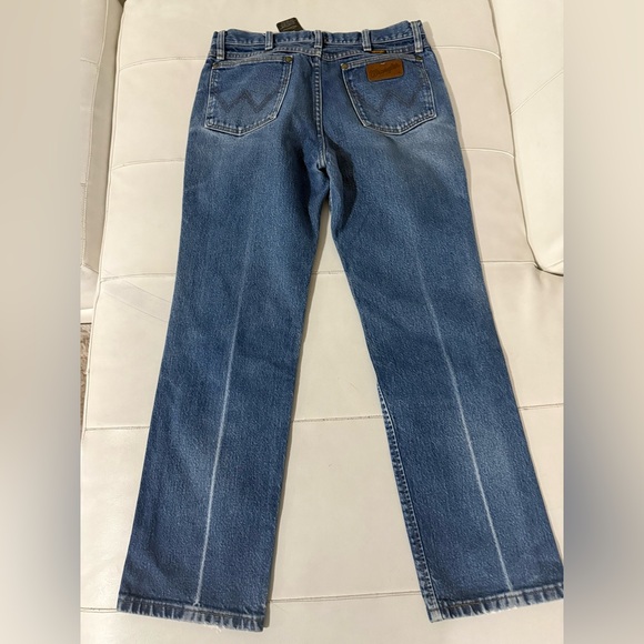Vintage Wrangler perfectly distressed jeans
32 x 30 - Picture 7 of 9